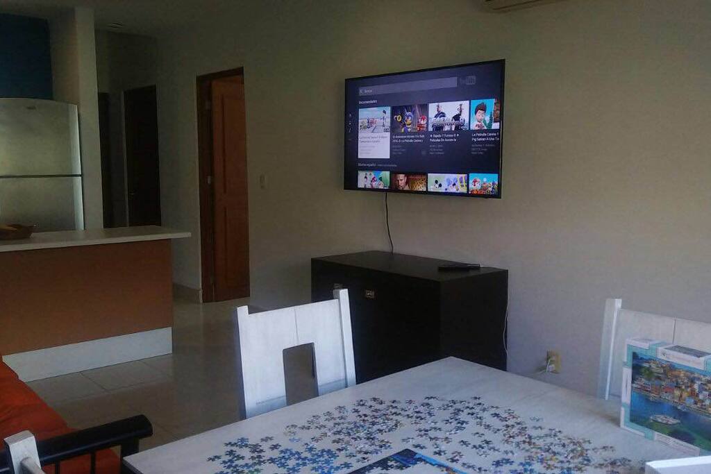 Ante comedor para 4 personas y barra para 2 personas mas en la cocina.