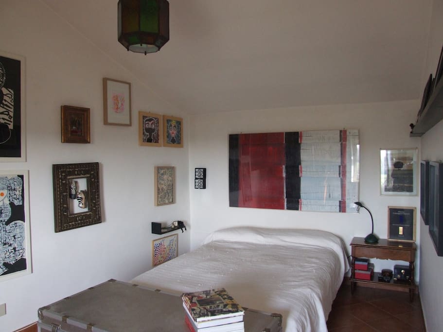 Camera da letto immersa nell'arte