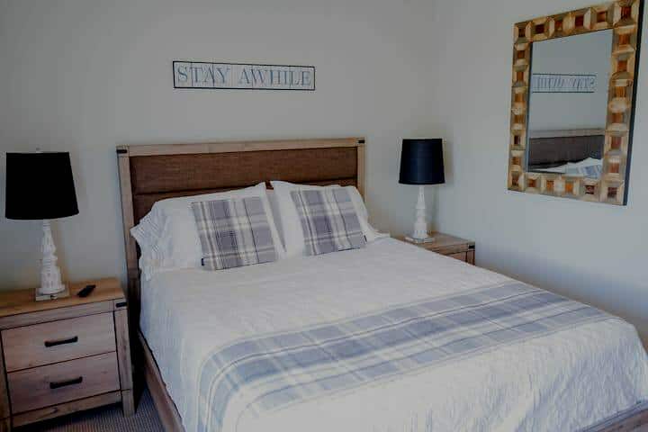 Chambre au rez-de-chaussée récemment meublée
