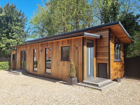Modern 1 bedroom guest house with off road parking