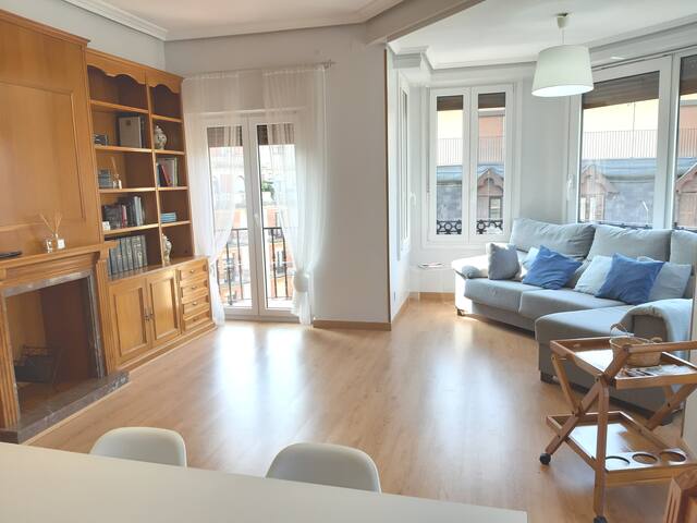 Renewed, bright, spacious and close to center apt. gallery image 4