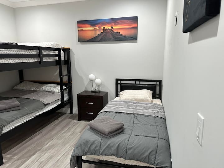 Dormitorio con 1 cama individual y dos literas de tamaño completo.  Tiene capacidad para 5 personas.