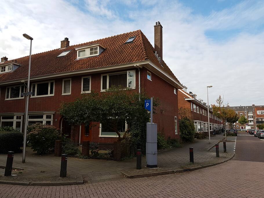 House on the corner across the Majellapark