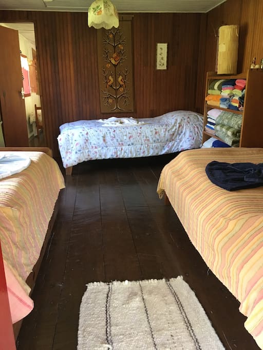 Quarto 1 com três camas.