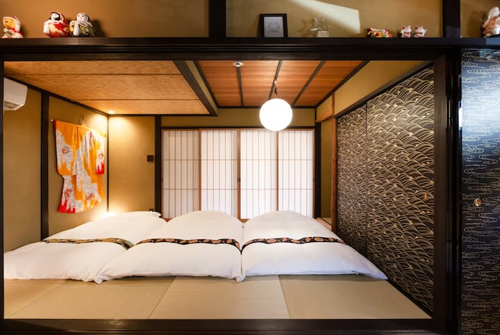 Japanese style tatami futon. Up to 4 persons.  一楼榻榻米房间最多可铺4个一米宽日式床垫。
