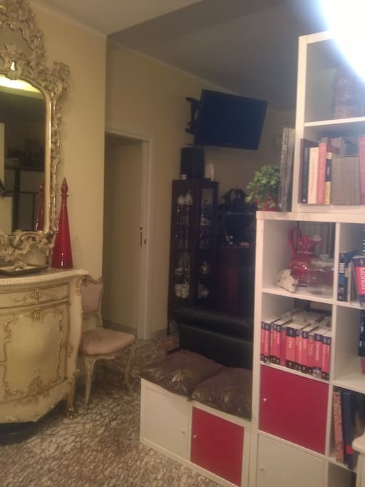 livingroom from the entrance and library