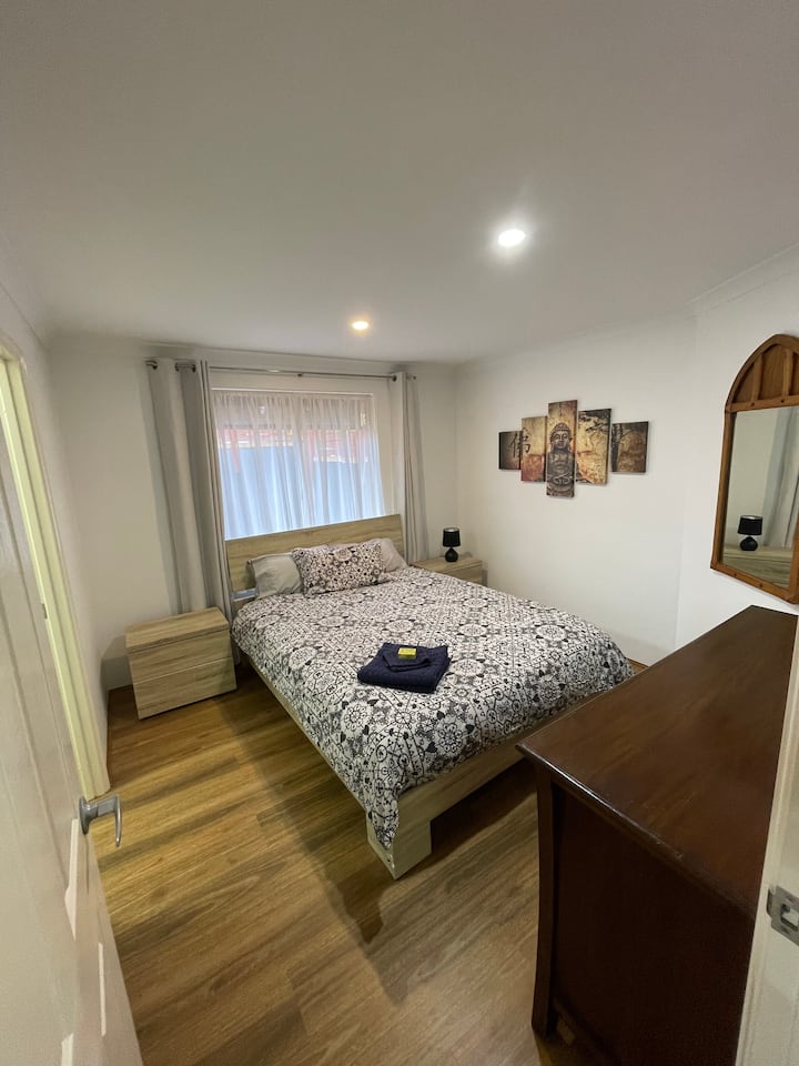 חדר שינה ראשי עם חדר רחצה צמוד 