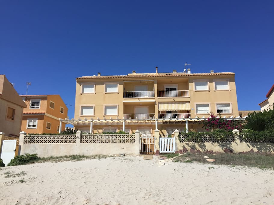 Vistas del edificio al completo, seis viviendas, sobre la arena de la playa; la que alquilamos 2º a la derecha.