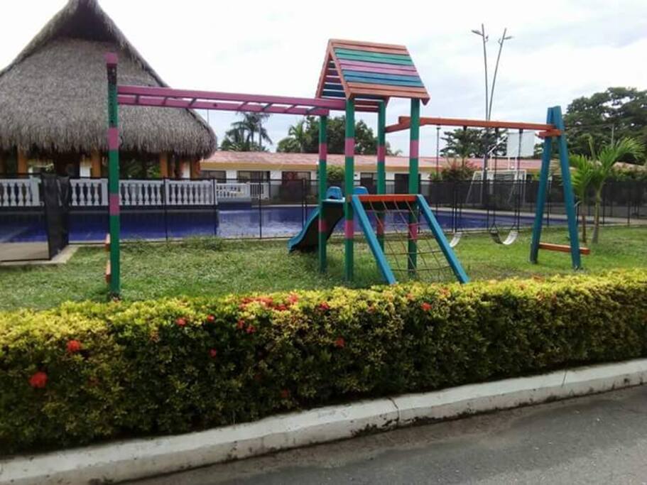 piscina y zonas de juegos
