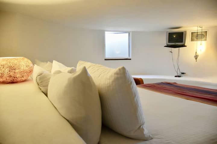 Chumba cha kulala cha wageni kilicho na vitanda viwili vya ukubwa wa queen.