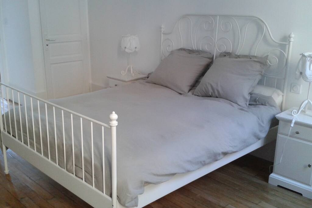 Chambre Adulte de 20 m² avec lit 160*200 et grands placards de rangement