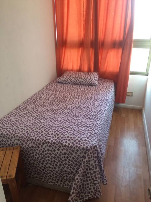 habitación pequeña con cama