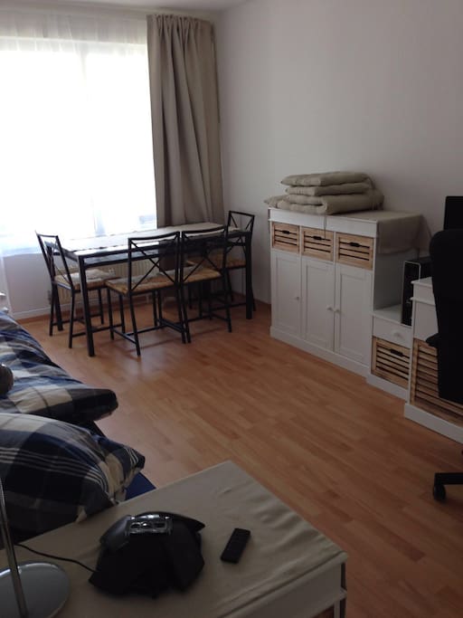 Glastisch, TV und Konsolen auf Schrank