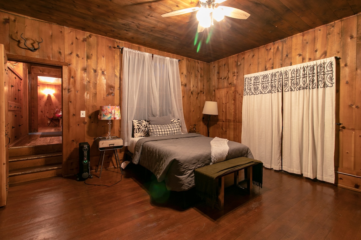 Dormitorio #3 con chimenea original