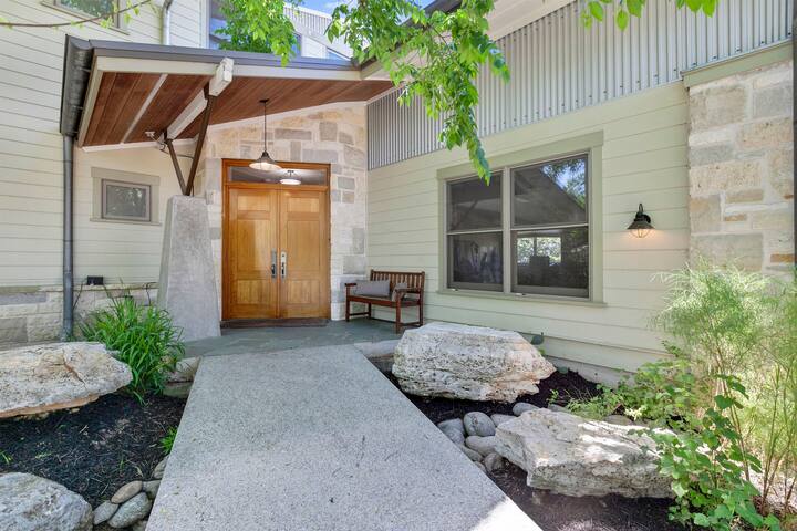 Luxury Retreat/ Minutes from Downtown/Heated Pool gallery image 3