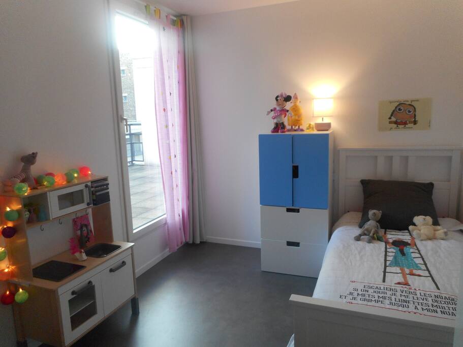 La chambre dans laquelle vous serez et sa terrasse.