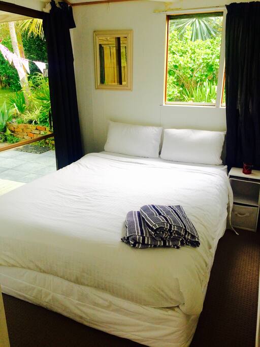 Bedroom 1- Queen bed