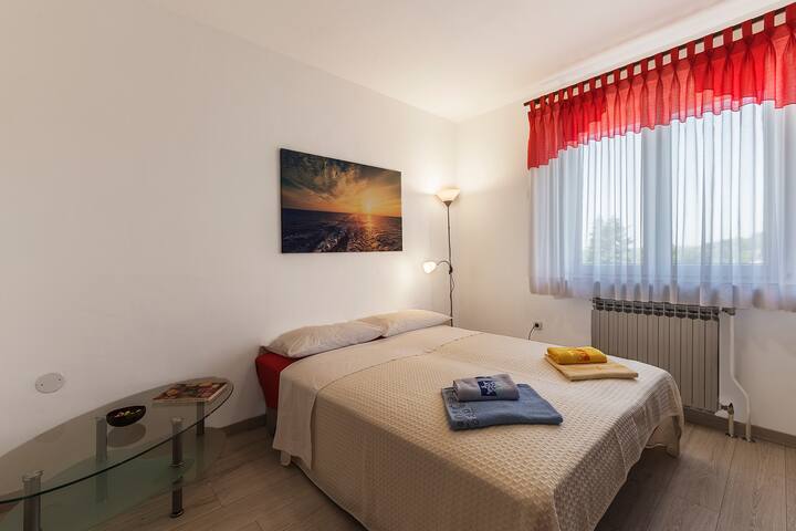 Спална соба 2 со брачен кревет (широк 125 - 149 см)