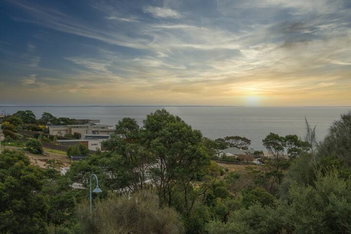 Vue Sur La Mer by Ready Set Stay gallery image 3