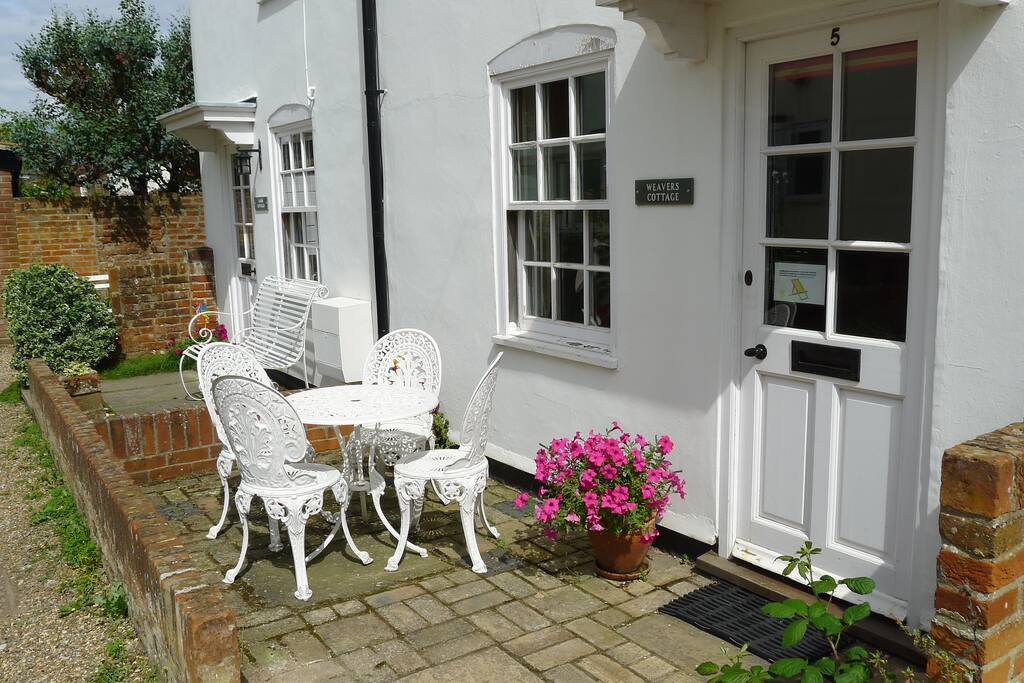 Watch the world go by..just off the High Street, everything on your doorstep!