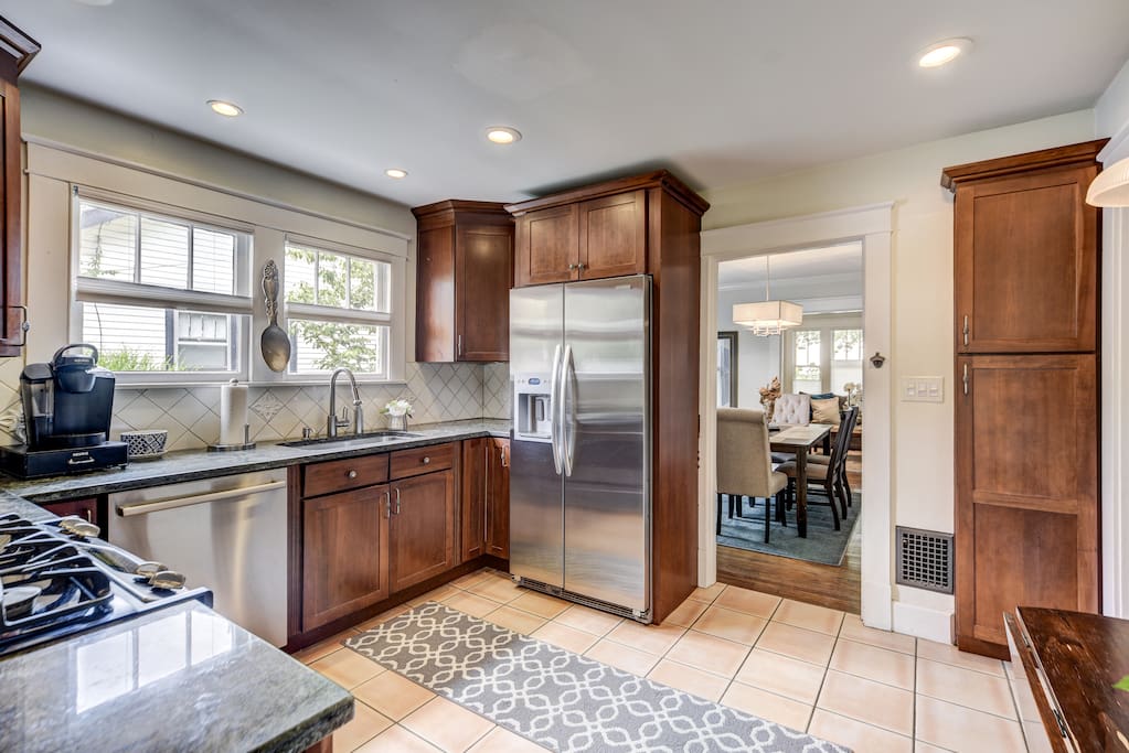 Fully stocked kitchen with beautiful stainless steel appliances for your convenience!