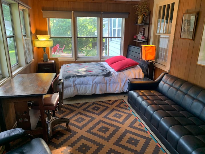 เราเรียกที่นี่ว่าระเบียงอาบแดด ในฤดูร้อนจะทำหน้าที่เป็นห้องนอนที่ 5 พร้อมเตียงขนาดใหญ่และโซฟาแบบดึงออกได้ ห้องนี้ไม่มีเครื่องทำความร้อนและไม่มีเครื่องปรับอากาศแต่มีหน้าต่าง 3 ด้านและพัดลมเพดานเป็นห้องยอดนิยมในทุกคืนแต่เป็นคืนที่ร้อนที่สุด