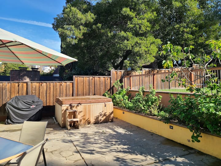 House in Oakland hills, hot tub, big yard, no pets