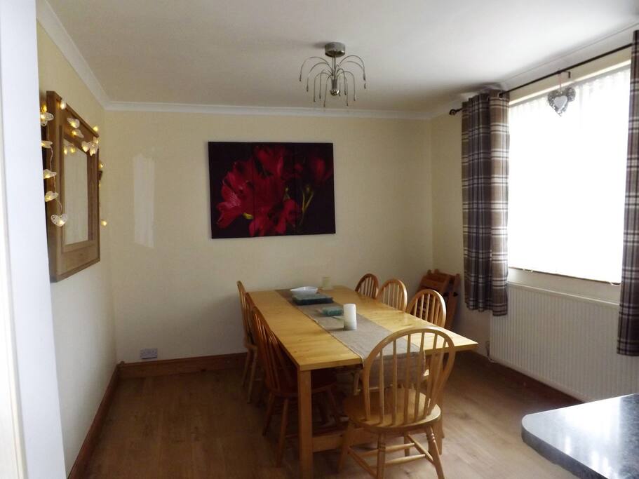 dinning room extendable table