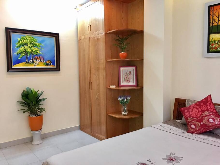 The plant not only decorates for the room but also contributes oxygen. This is a special interior plant.