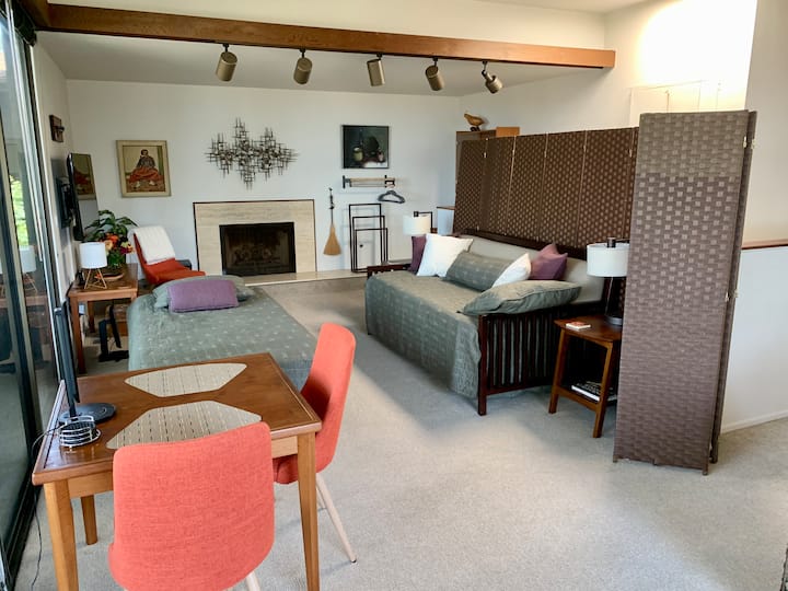 Მეორე საძინებელი სივრცე საერთო სივრცეში, დღის საწოლითა და ამომხტარი თასმით, ორი ტყუპის დასამზადებლად. Ფანჯრებს აქვს ლევოლორის ჟალუზები.  Ორი ექვსი ფუტიანი, მოძრავი, ოთახის გამყოფები უზრუნველყოფს კონფიდენციალურობას.