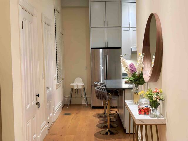 Modern Victorian retreat in downtown SF + Cinema gallery image 4