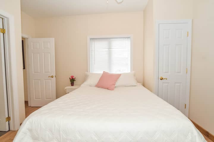 غرفة نوم ثالثة بسرير بحجم كبير