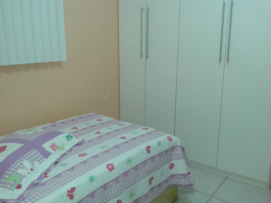 Cama e armário disponível