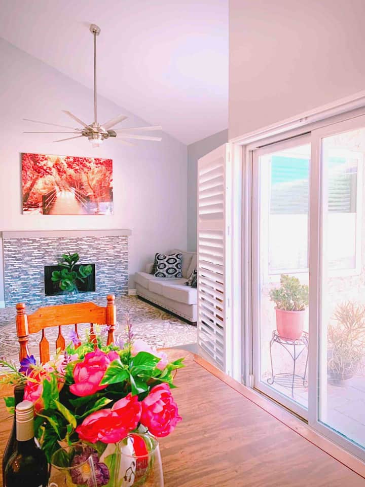 Desert Beauty King Suite! 15 Mins To Hiking Trails - Indio, CA