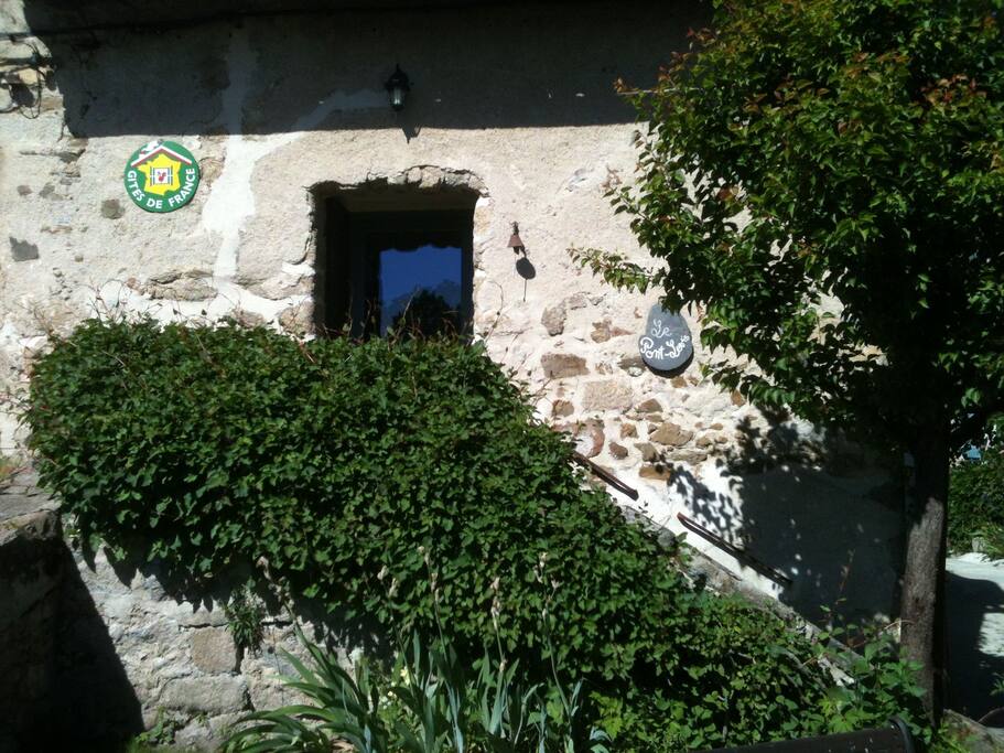 Entrée verdoyante qui vous attend l'été !