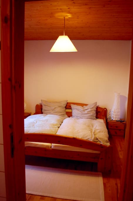 Blick aus Bad ins Schlafzimmer