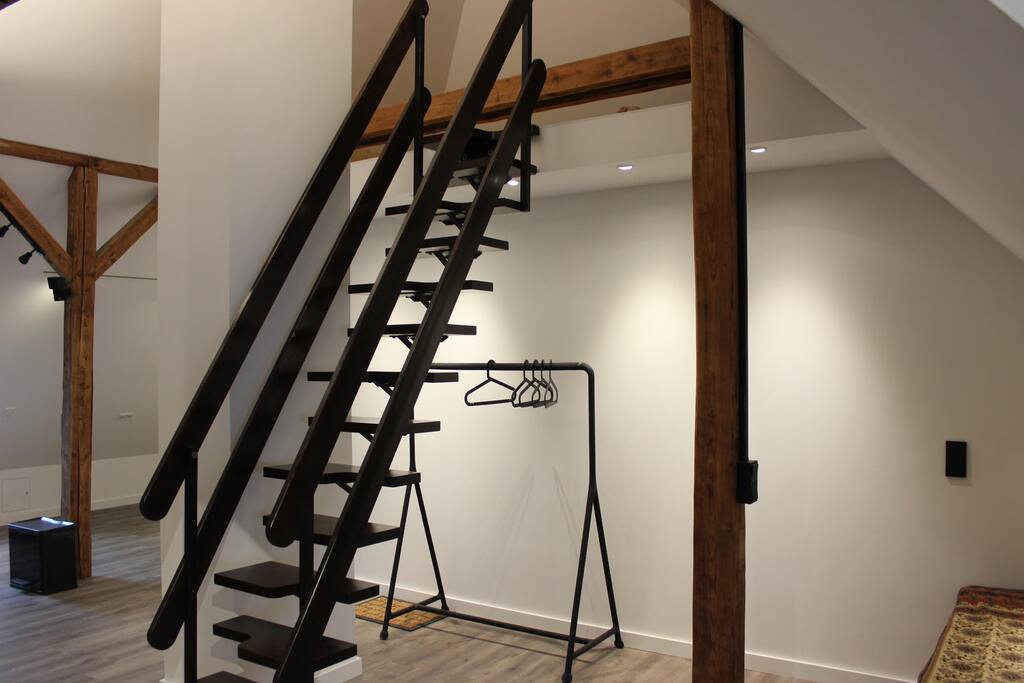 Treppe zur höheren Ebene, Garderobenständer