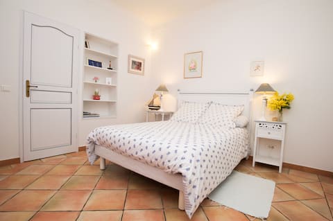 Propriété Airbnb réussie: Independent room with bathroom à Saint Tropez