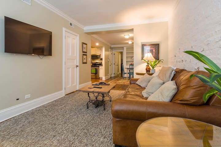 Superb 2BR Old Town APT, PRIME LOCATION!(+Parking)