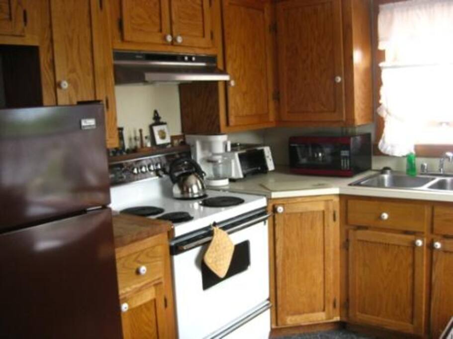 The kitchen in the cottage is fully equipped with a refrigerator, freezer, oven, and microwave.