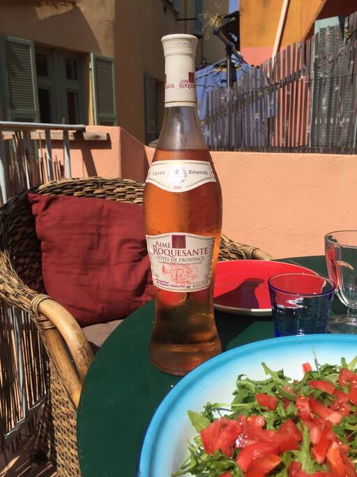 Rosé på terassen er et must.