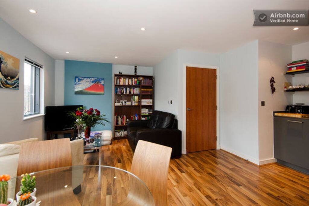 Luminous kitchen/living room with a confortable space