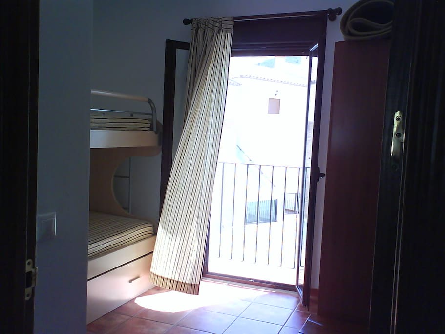 Dormitorio con tres camas individuales