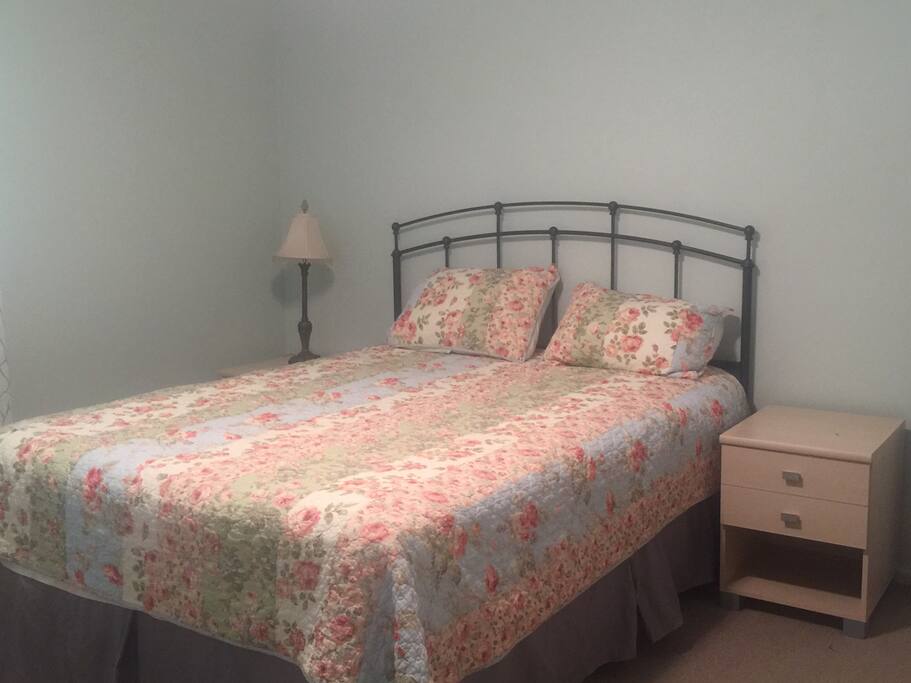 Bedroom (queen bed)