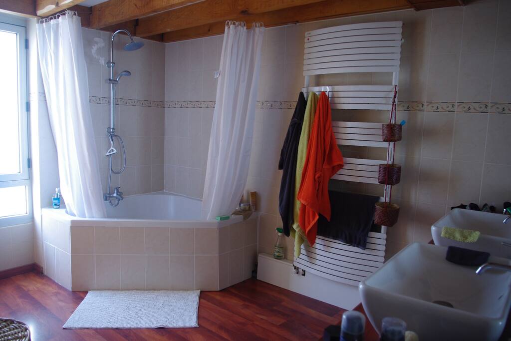 La salle de bain: Deux vasques et du stock de serviette! Un w.c indépendant à chaque palier!