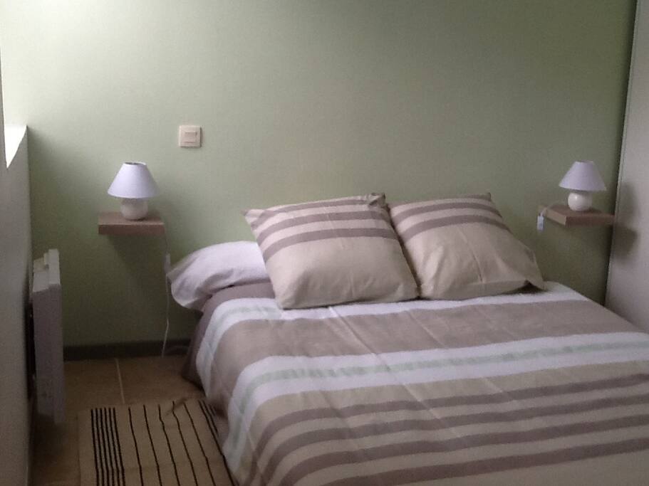 Chambre à coucher avec placards encastrés