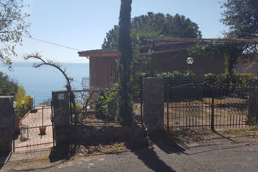 Ingresso + parcheggio.