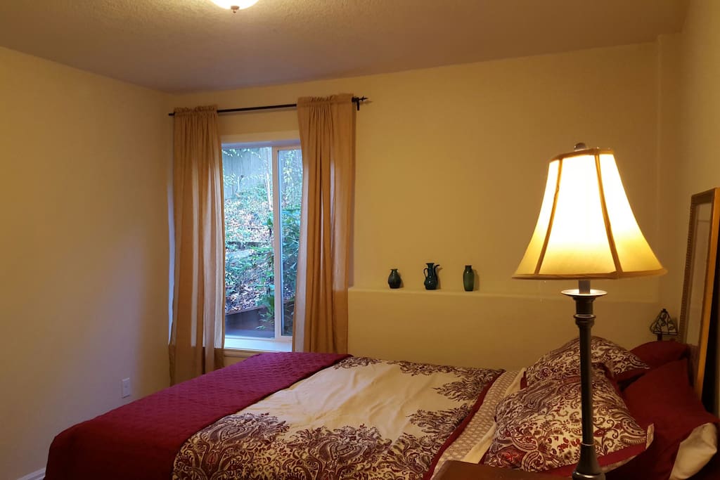 Private bedroom with a queen bed