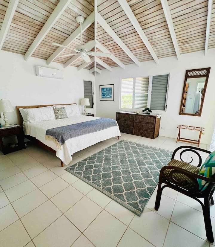 Primárna spálňa s manželskou posteľou King a vlastnou kúpeľňou.