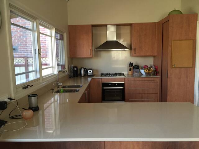 1921 15kms from Syd CBD w mineral Pool Spa parking gallery image 4